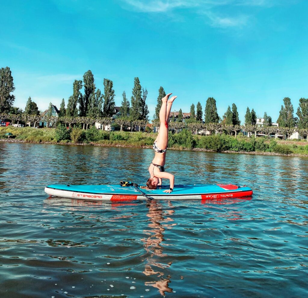 Kopfstand auf dem SUP